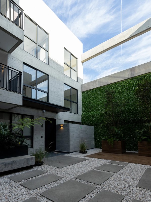 Acceso y patio de un edificio Nivara en la colonia Escandón