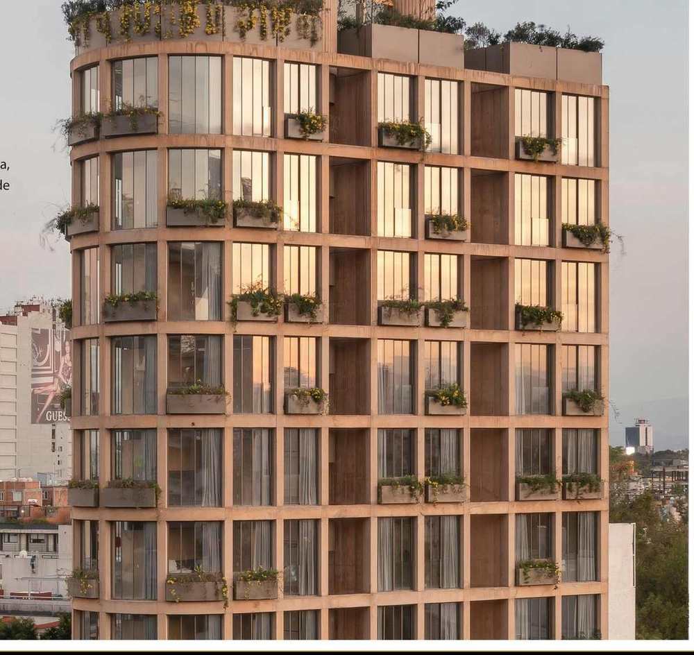 Fachada de ONTO Chapultepec con vegetación en cada nivel